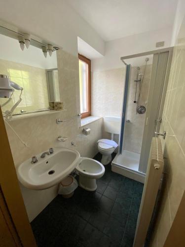 3 twin beds