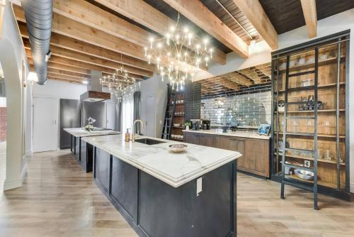 Кухня, Elegant 3-suite Retreat W Pool in Джуниус-Хайтс