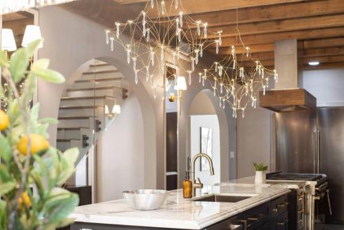 Elegant 3-suite Retreat W Pool in Джуниус-Хайтс