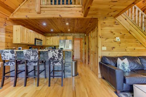 Family Time Cabin - Cozy Outdoor Lounges Firepit Hot Tub & Game Room - image 11