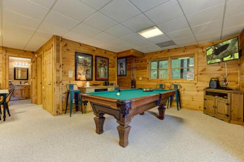 Family Time Cabin - Cozy Outdoor Lounges Firepit Hot Tub & Game Room - main image