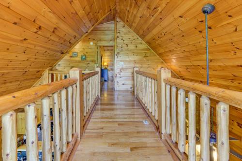 Family Time Cabin - Cozy Outdoor Lounges Firepit Hot Tub & Game Room - image 2