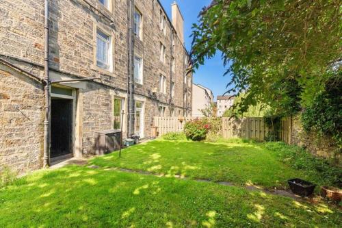 Stylish 1 Bed Edinburgh City Centre Apartment - image 14