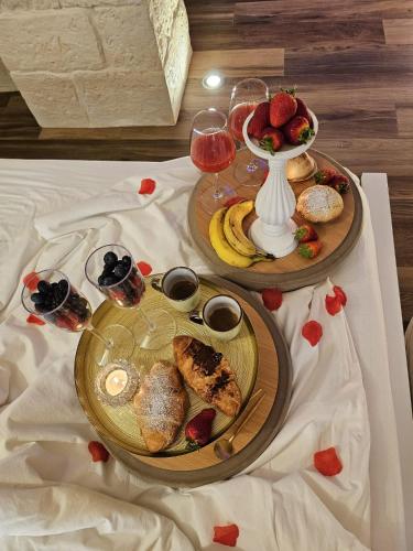 Food and beverages, Romantic Suite with Private Jacuzzi Malely Suite in Martina Franca