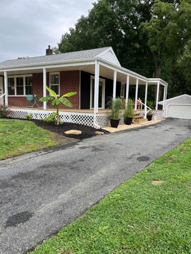 The Rene Carr House in เอลค์ตัน