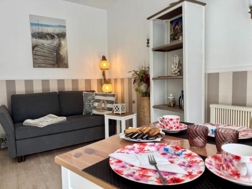 SOLund - Sonne im Herzen - ruhige und sonnige Ferienwohnung mit Terrasse und Garten nahe Strand und Ostsee in Schönhagen, Deutschland
