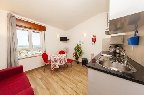 Palvelut, 50 m² Huoneisto alueella Lagos keskusta, 1 makuuhuone(tta), 1 yksityistä kylpyhuone(tta) (A38 - Rising Sun Top-Floor Flat) in Lagos