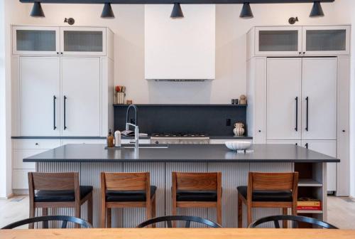 Cocina, Ghost Peak Chalet - Ski-In Access in Coquitlam (BC)