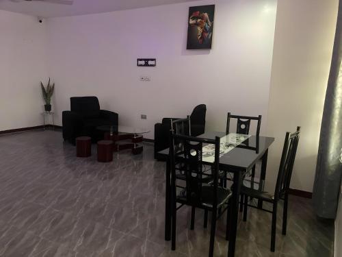 Restorāns, Sleepeaze Hotel in Afienya