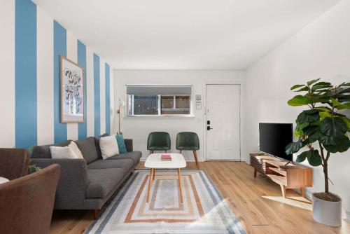 Trendy Apt on Music Row Walk to Dozens of Bars