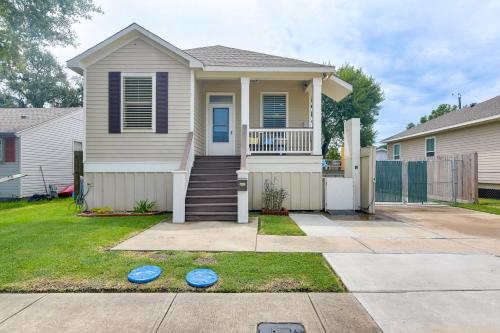 half Mi to Galveston Beach Seawall Retreat with Pool