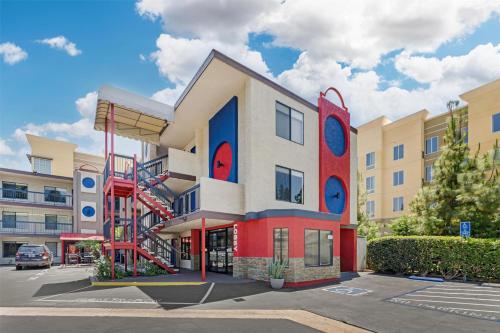 Best Western Courtesy Inn - Anaheim Park Hotel - image 13