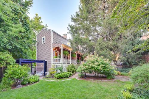 < 1 Mi to Dtwn Salem: Apt w/ Shared Patio & Yard! in Salem (Massachusetts)