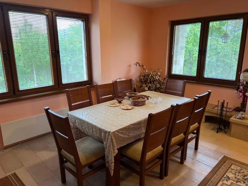 Seadmed, The Old Walnut House in Troyan