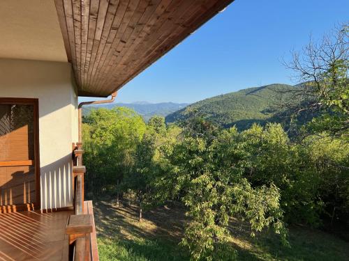 Vaade, The Old Walnut House in Troyan