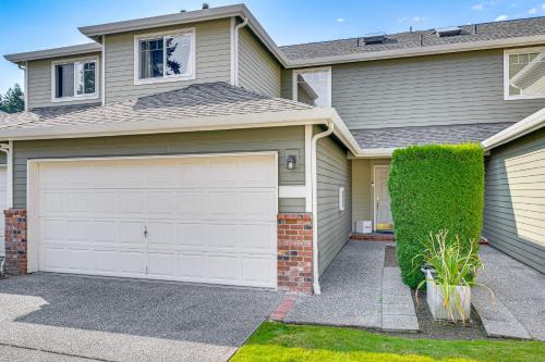 Modern Home Close to Dtwn Woodinville with Yard in Woodinville