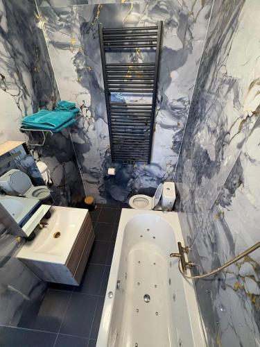 Hotel Garden's jacuzzi spa 4