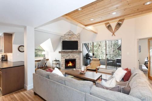 Gleneagle 1 | Townhome, 700m to Skiing, Near Free Village Shuttle, Fireplace, Secure Parking
