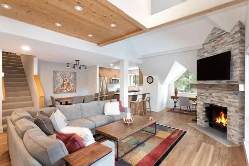 Gleneagle 1 | Townhome, 700m to Skiing, Near Free Village Shuttle, Fireplace, Secure Parking, Whistler (Foto 5)