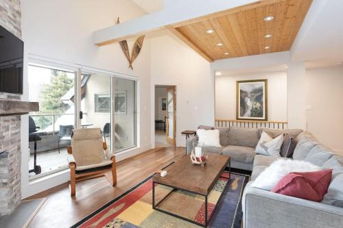 Gleneagle 1 | Townhome, 700m to Skiing, Near Free Village Shuttle, Fireplace, Secure Parking, Whistler (Foto 6)