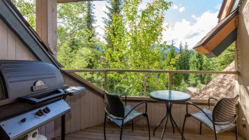 Gleneagle 1 | Townhome, 700m to Skiing, Near Free Village Shuttle, Fireplace, Secure Parking in Whistler, Canada