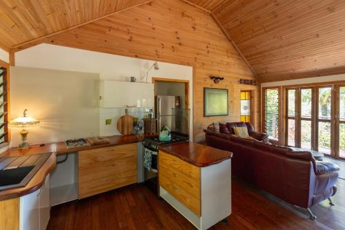 Lilah Blue-Entire Home Rustic Rainforest Private in Speewah