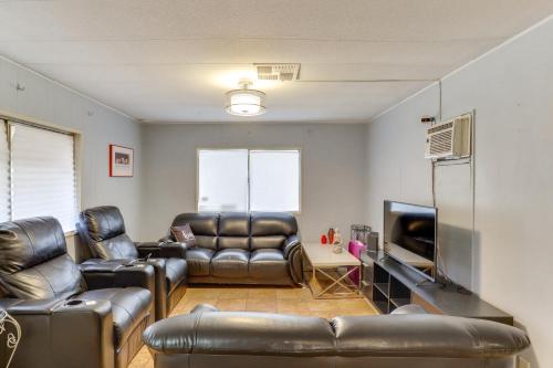 Near I-15 Convenient and Low-Key Las Vegas Home!