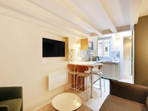 Chic and Cosy Apartment-Canal Saint Martin - image 3