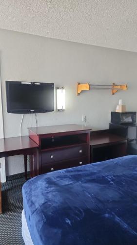 Queen Bed Hotel Room 132 in Amarillo (TX)