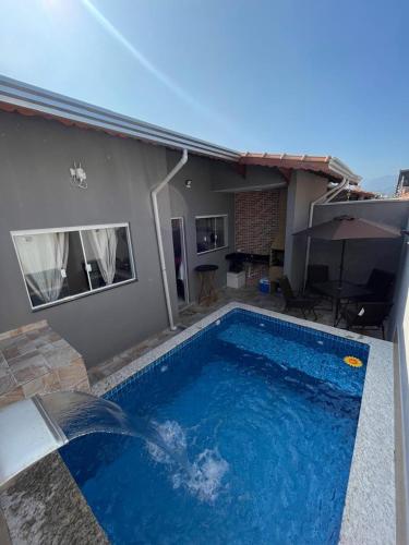 Casa de praia com piscina, churrasqueira, com 2 vagas de garagem