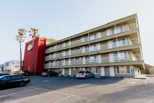 Surfer Beach Hotel - image 3