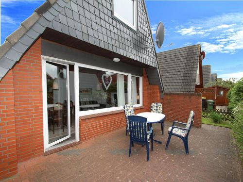 Ferienhaus Toms Hutte mit Terrasse in Dornum in Dornumersiel, Deutschland