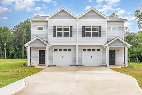 NewDuplex! 6Bed 5Bath - HotTubs - Sleeps 12!, Denver