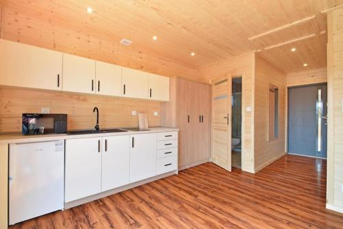 virtuve, Cozy holiday homes, close to the lake in Łazy (West Pomeranian)
