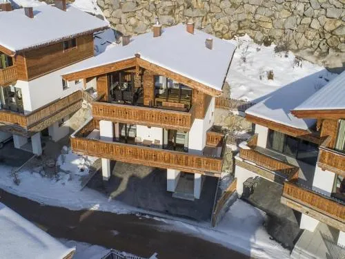 Alpine Chalet with Sauna and Balcony in Neukirchen am Großvenediger, Österreich