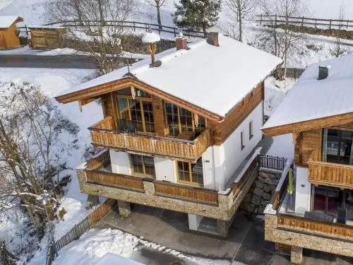 Chalet with shared swimming pool in Neukirchen am Großvenediger, Österreich