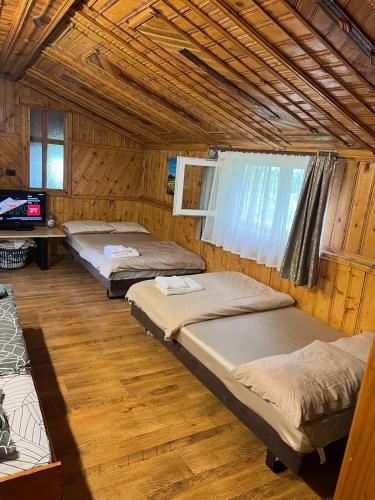 3 bedrooms, 7 beds