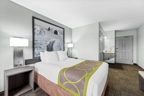 ซูเปอร์ 8 บาย วินด์แฮม ซัสคาทูน เนียร์ ซัสคาทูน แอร์พอร์ต (Super 8 By Wyndham Saskatoon Near Saskatoon Airport) near สนามบินนานาชาติซัสคาทูน จอห์น จี. ดีเฟนเบเคอร์