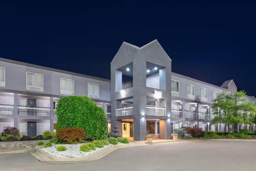 Howard Johnson by Wyndham Romulus Detroit Metro Airport in Romulus, USA