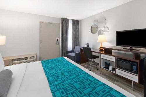 Howard Johnson by Wyndham Romulus Detroit Metro Airport - image 6