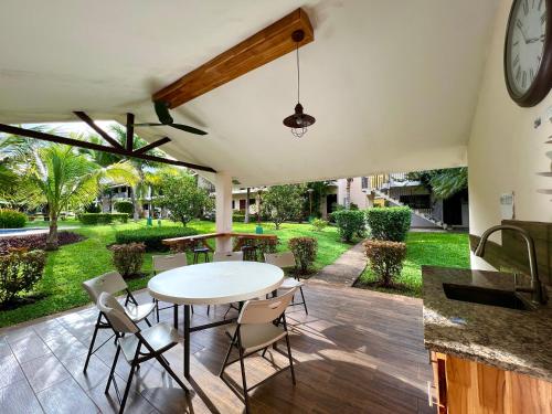 Sea Heaven Ground Floor Studio in Isla Zahino