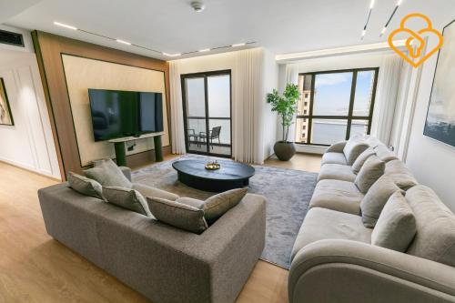 Modern 4 BR Upgraded apt, walk to beach, Murjan JBR, Dubaj