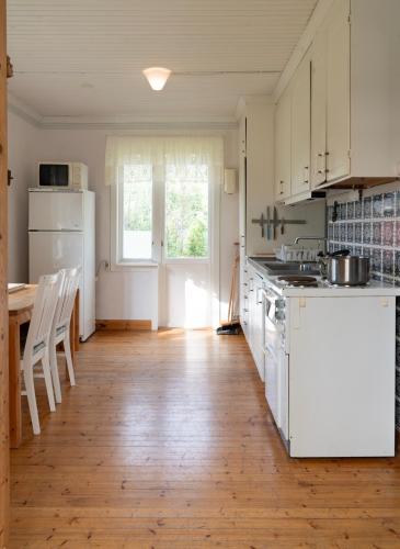 virtuve, Lovely cabin with a beautiful view over Byske river in Dalback