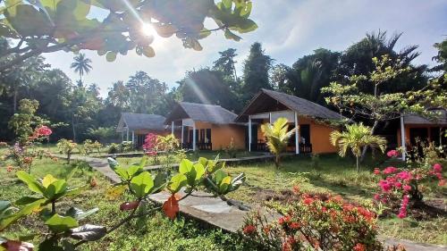 Kert, Lekker Gezellig Dive Resort Manado in Tongkeina