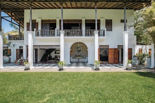 Mandalay - 3BR Lakefront Private Pool Chef - image 4