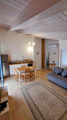 Comoditats, ליד המצוק in Mitzpe Ramon