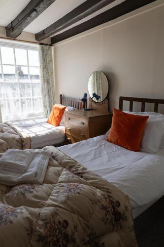 Half Moon House - Timeless Charm with Sea Views - image 3