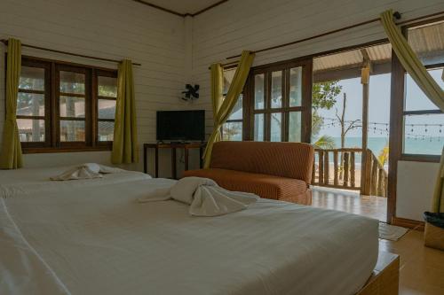 1 king bed, 1 queen bed