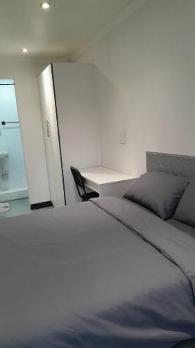 Bachelor Flat, Fiber Wifi, Close to UJ, Milpark