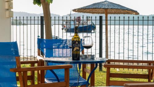Skats, Bluevera sandy beachfront villa-Aidipsos bay in Gialtra